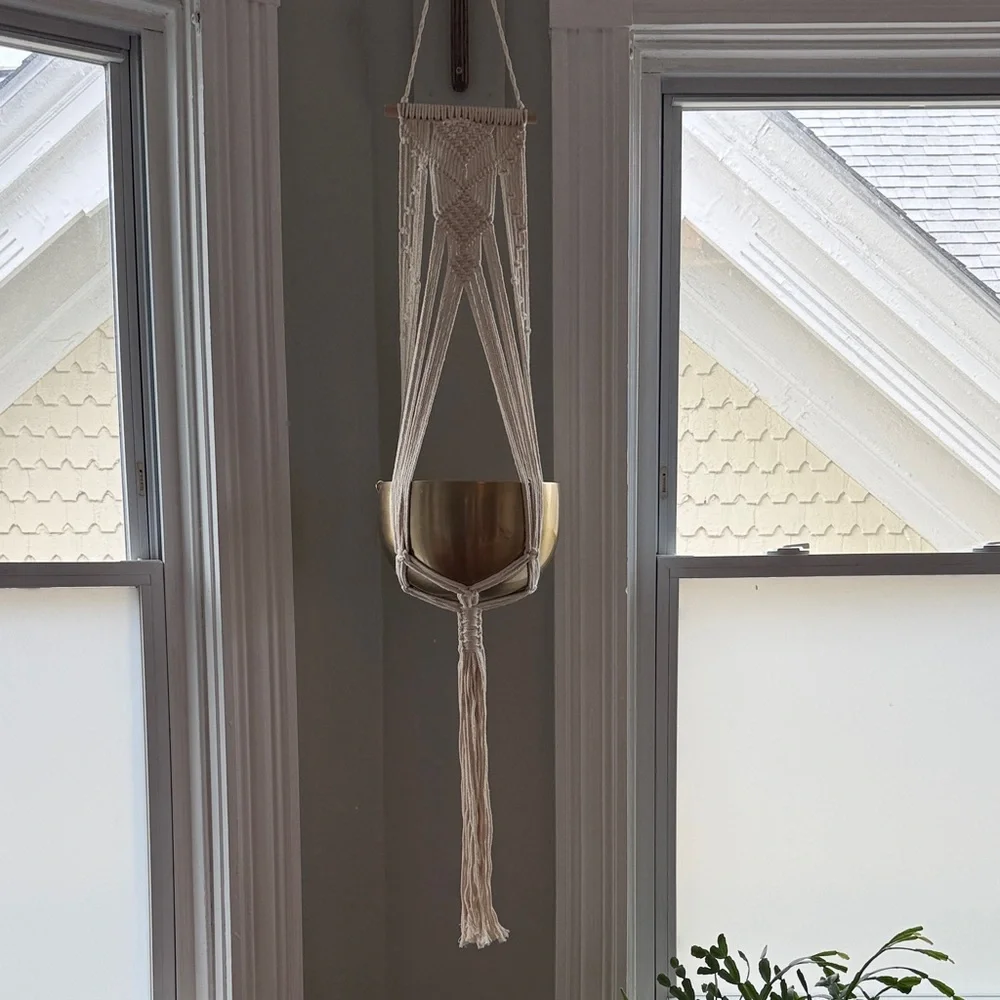 Macrame hanging Pot / plant holder